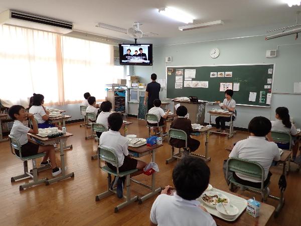 おさかなの食べ方動画を見る赤阪小学校5年生