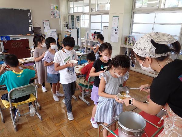 追加盛りの行列に並ぶ千早小吹台小学校2年生