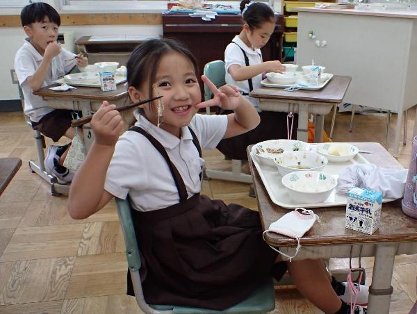 上手にとれた中骨を嬉しそうに見せる赤阪小学校2年生