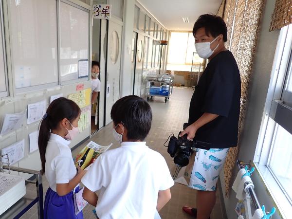 テレビ撮影スタッフの方に話しかける赤阪小学校3年生