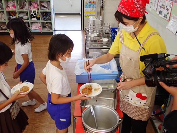 オオクボールのおかわりをもらう赤阪小学校3年生