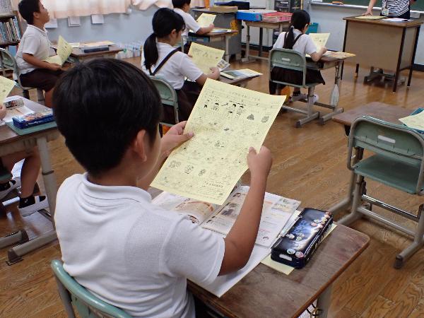 給食で使っている、千早赤阪村の農産物について調べる児童