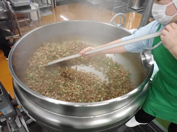 ルーロー飯を仕上げる調理員さん