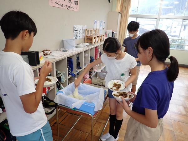 ルーロー飯をおかわりする千早小吹台小学校6年生
