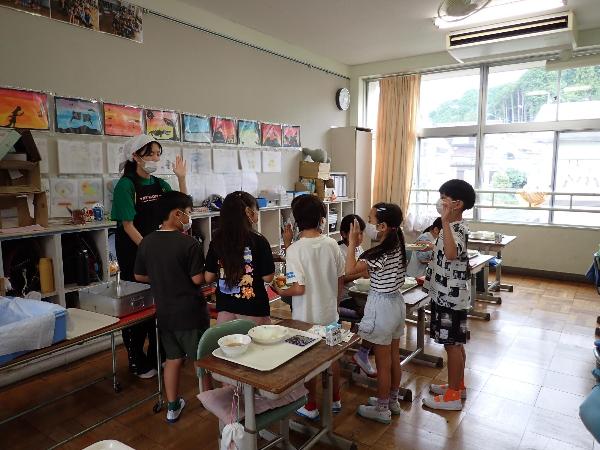 給食時間のようす（千早小吹台小学校3年生）