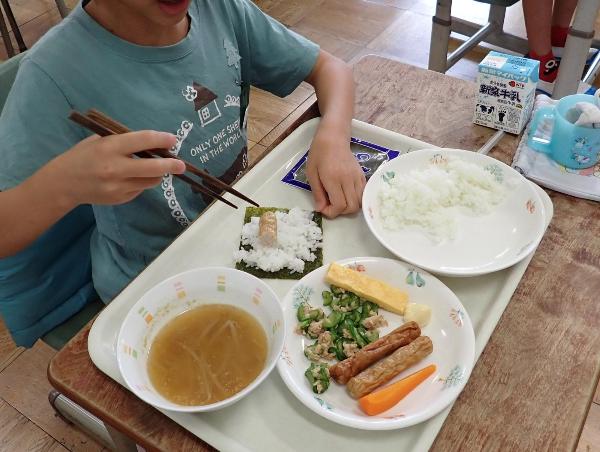 手巻き寿司を自分で巻く千早小吹台小学校3年生