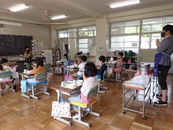 丁寧に「いただきます」の挨拶をする千早小吹台小学校3年生