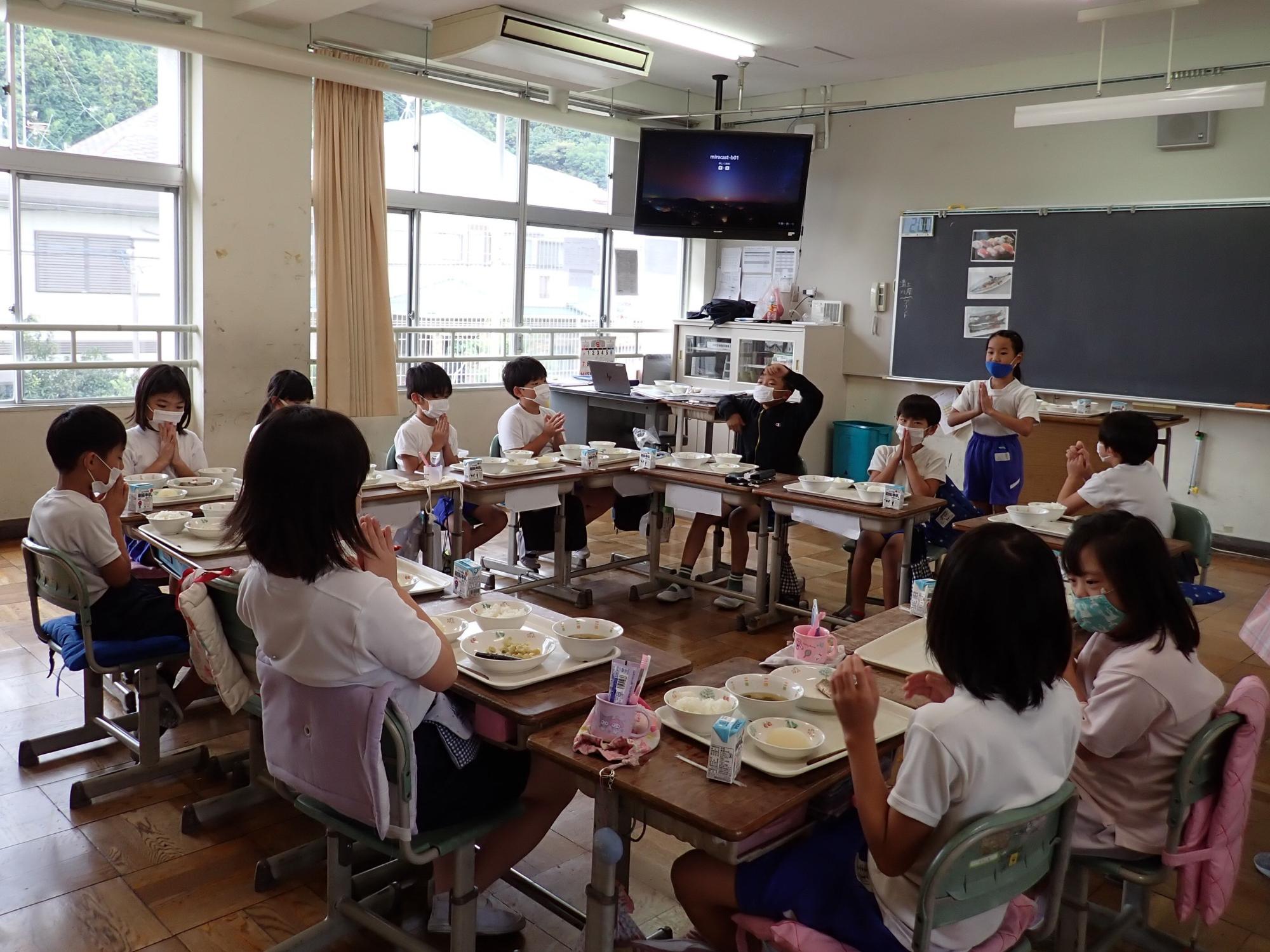 丁寧にいただきますの挨拶をする千早小吹台小学校3年生
