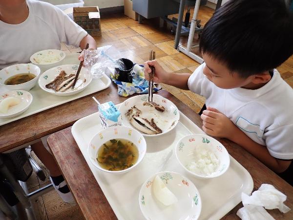 給食時間のようす（千早小吹台小学校3年生・おさかなデー）