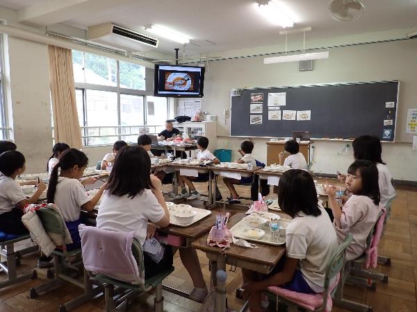 おさかなの上手な食べ方動画を見る千早小吹台小学校3年生