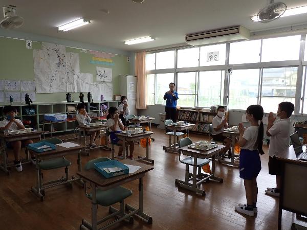 丁寧に「いただきます」のあいさつをする、赤阪小学校3年生