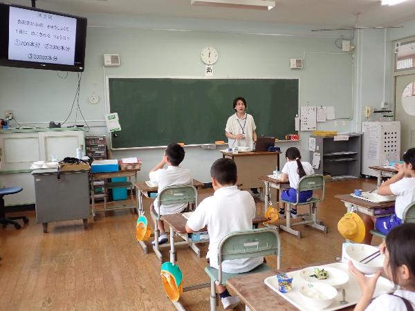 牛乳クイズを考える赤阪小学校3年生
