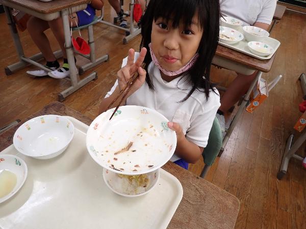 上手に取れた骨を見せてくれる赤阪小学校3年生