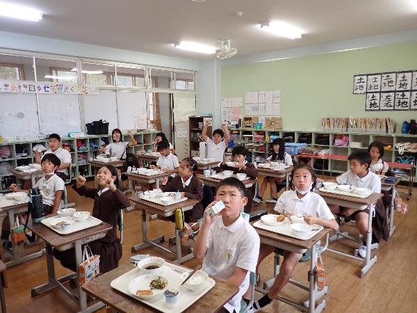 テレビモニターを見ながらほうれん草クイズに参加する赤阪小学校4年生