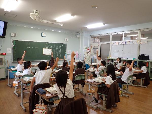 元気におかわりジャンケンをする赤阪小学校4年生