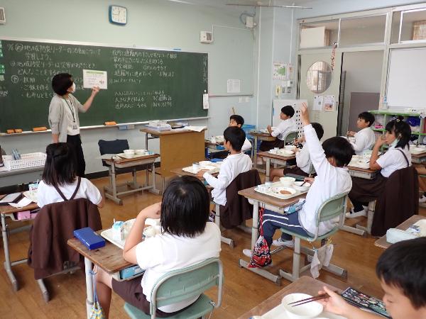 ほうれん草クイズに参加する赤阪小学校4年生