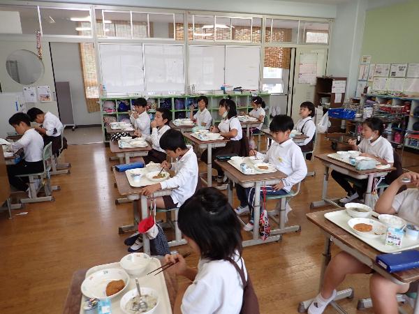 もりもり給食を食べる赤阪小学校4年生