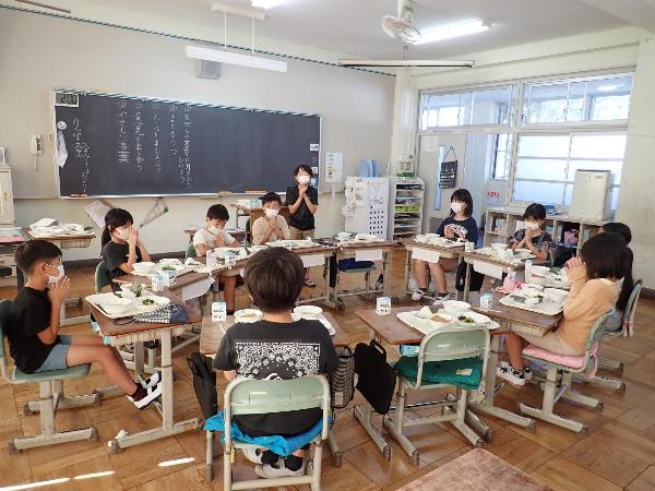 丁寧に「いただきます」の挨拶をする千早小吹台小学校3年生