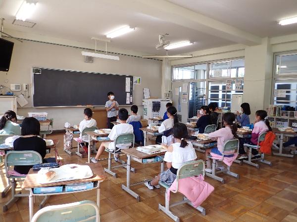 ていねいに「いただきます」の挨拶をする千早小吹台小学校4年生