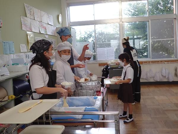 6年生を中心に、わんぱく班給食の進行をするようす