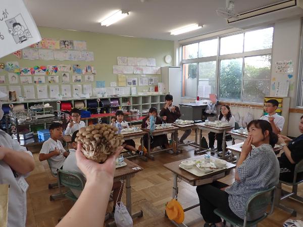 給食時間のようす（赤阪小学校わんぱく班給食）