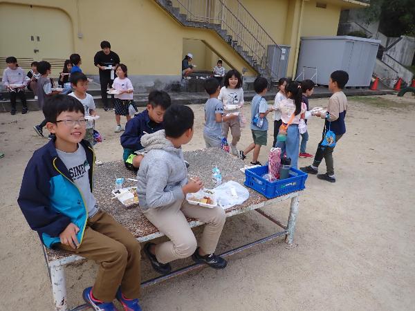 どこで食べようか相談している千早小吹台小学校の子ども達