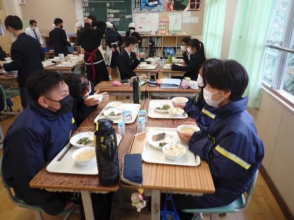 みそ汁のお碗を抱えて温まる中学3年生