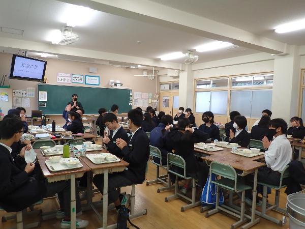 給食時間のようす（村立中学校3年生）