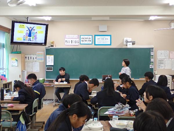 給食のエネルギー量を説明する栄養教諭