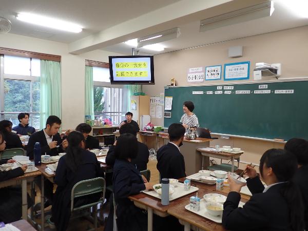 自分の必要エネルギー量の計算方法を説明する栄養教諭