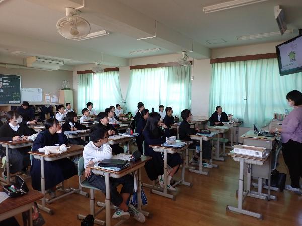 みその種類や作り方について学習する村立中学校1年生