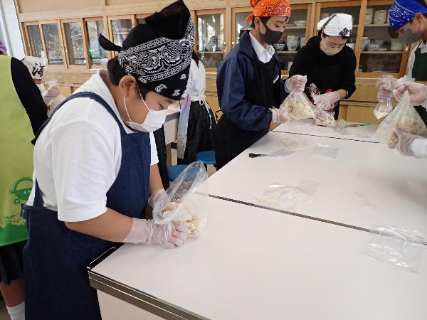 麹と大豆をまぜる村立中学校1年生