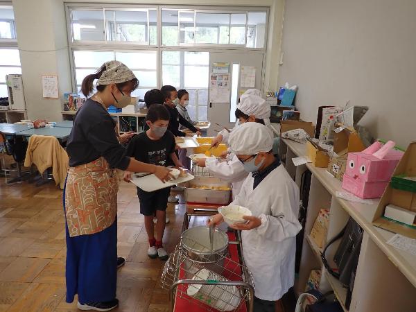 落ち着いて配膳をする千早小吹台小学校4年生