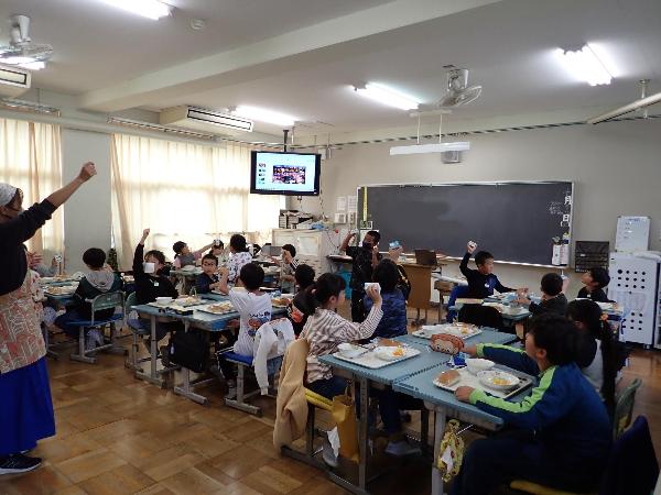 牛乳で「乾杯タイム」をする千早小吹台小学校4年生