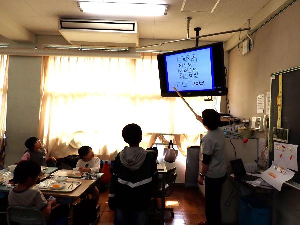 給食謎解きに挑戦する千早小吹台小学校4年生