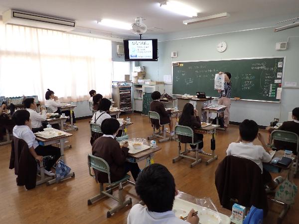 お米クイズでお米の品種がわかる袋を確認する赤阪小学校5年生