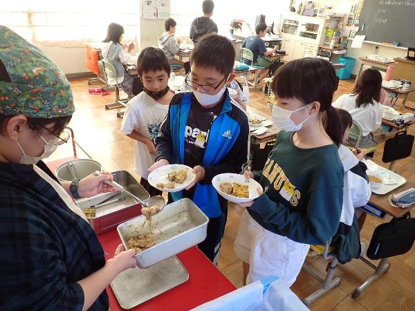 里芋のごま和えのおかわりに集まる千早小吹台小学校5年生