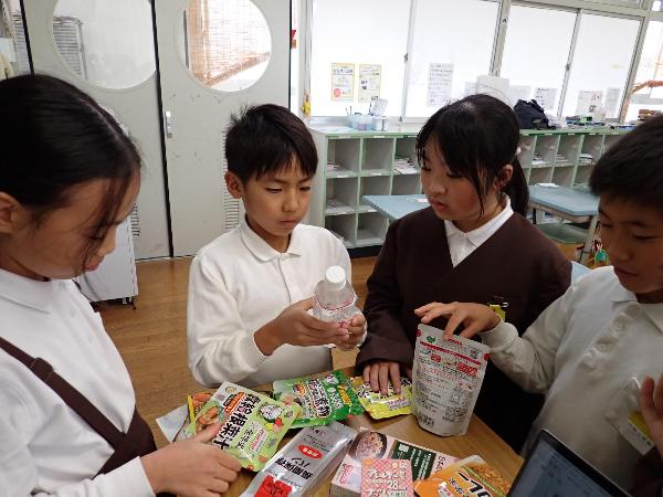 非常食を見比べる赤阪小学校4年生
