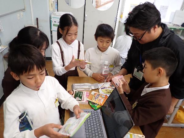 給食時間のようす（赤阪小学校4年生）