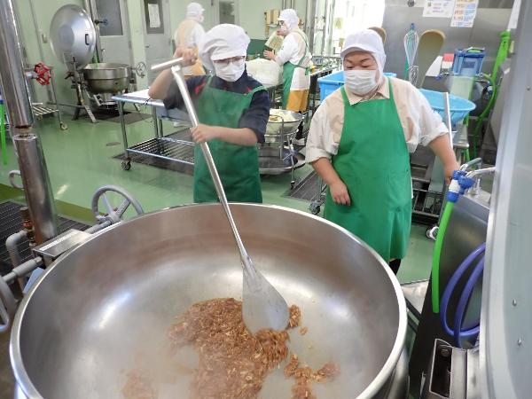 白菜ラーメンのスープに使うお肉を炒めてる様子