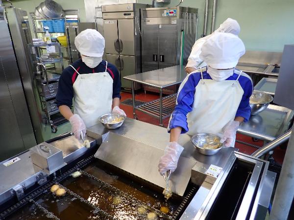 粉豆腐ドーナツを油げている様子。