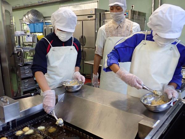 これは粉豆腐ドーナツを揚げている様子です。