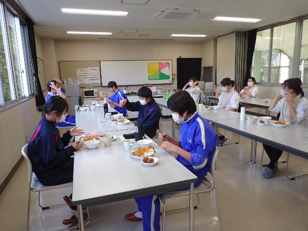 自分たちで作ったカレーを食べているところ