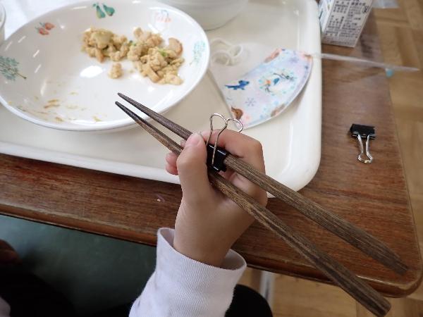 サポートグッズとしてクリップをおはしに挟んだところ