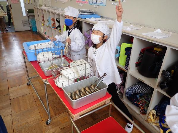 いわしの梅煮を配膳する千早小吹台小学校1年生