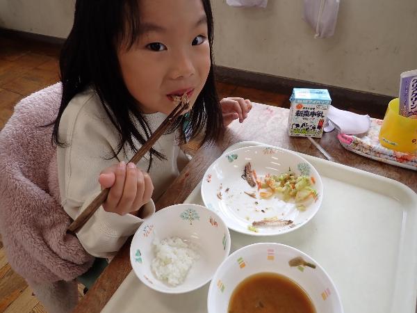 上手に骨と身を分けて食べる千早小吹台小学校1年生