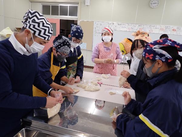 ゆでた大豆をつぶしている様子