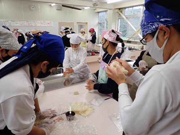 麹と大豆をまぜる村立中学校1年生