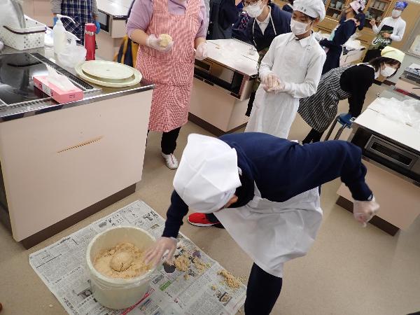 みそ玉を樽に投げ入れて空気を抜くようす