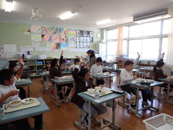 ピリカラきゅうりのおかわりに手を挙げる赤阪小学校5年生